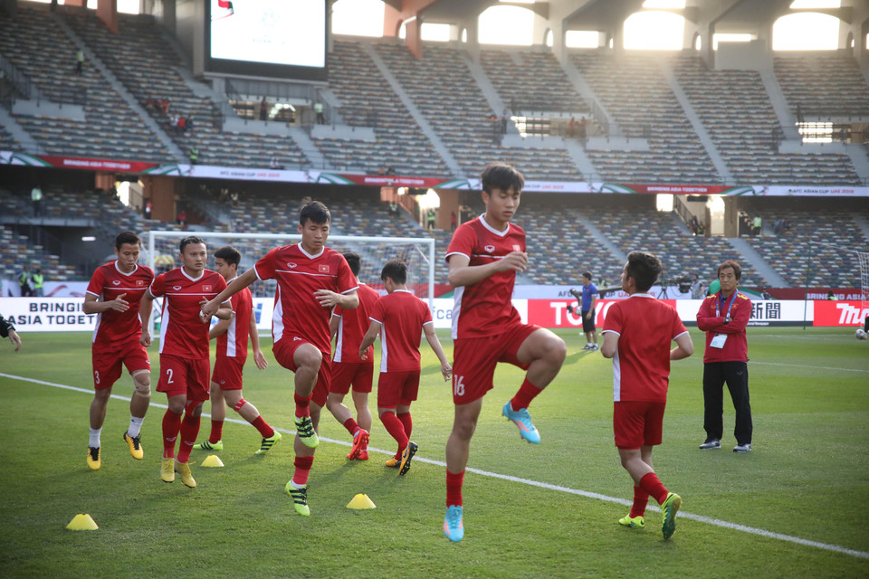 Các cầu thủ đội tuyển Việt Nam ra sân khởi động trước trận đấu. (Ảnh: Hoàng Linh/TTXVN)