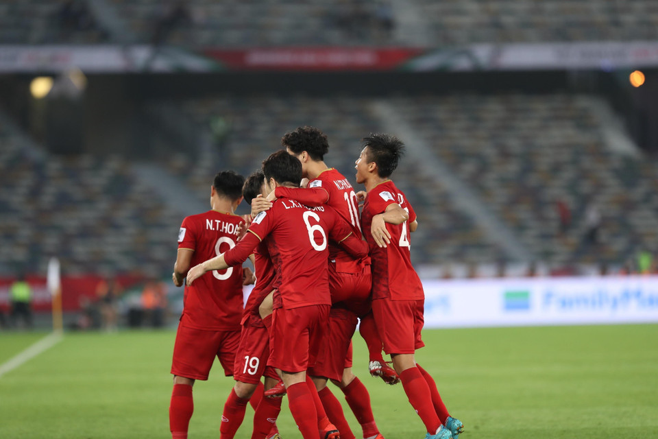 Các cầu thủ Việt Nam ăn mừng bàn thắng phút 25. (Ảnh: Hoàng Linh/TTXVN)