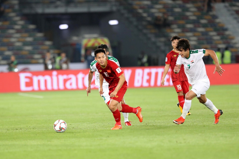 Pha đi bóng của Hùng Dũng. (Ảnh: Hoàng Linh/TTXVN)