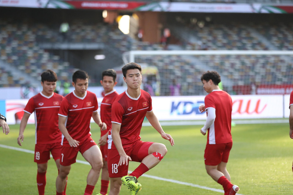 Các cầu thủ đội tuyển Việt Nam ra sân khởi động trước trận đấu. (Ảnh: Hoàng Linh/TTXVN)