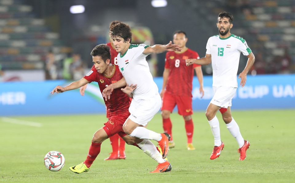 Sự cố gắng của hậu vệ Hồng Duy. (Ảnh: Hoàng Linh/TTXVN)