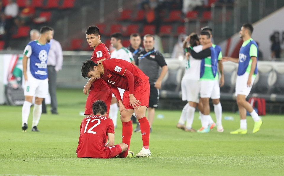 Tiền vệ Hồng Duy (số 12) bị đau sau khi kết thúc trận đấu. (Ảnh: Hoàng Linh/TTXVN)