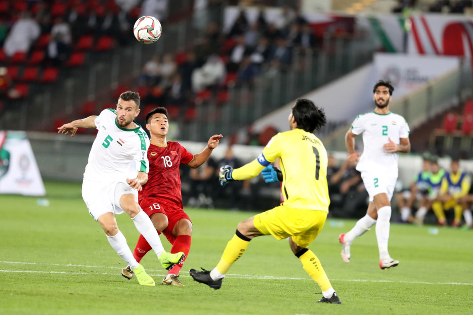 Hà Đức Chinh xâm nhập vòng cấm đội tuyển Iraq. (Ảnh: Hoàng Linh/TTXVN)