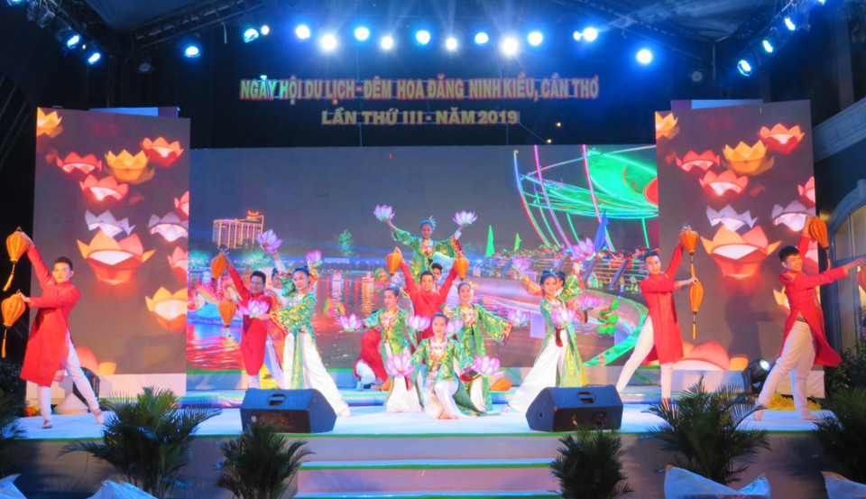 Tiết mục văn nghệ chào mừng. (Ảnh: Ánh Tuyết/TTXVN)