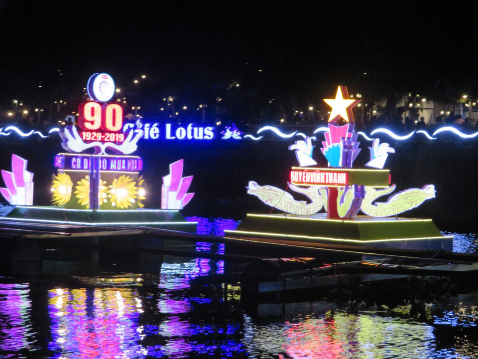 Hình ảnh mô hình hoa đăng của các quận, huyện, sở, ngành.(Ảnh: Ánh Tuyết/TTXVN)