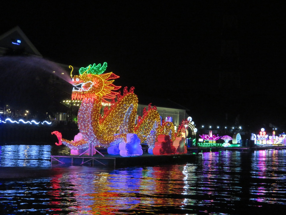 Hình ảnh mô hình hoa đăng rồng phun nước điểm nhấn của sự kiện.(Ảnh: Ánh Tuyết/TTXVN)