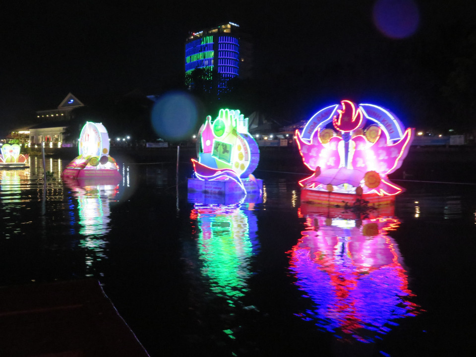 Hình ảnh mô hình hoa đăng của các quận, huyện, sở, ngành.(Ảnh: Ánh Tuyết/TTXVN)