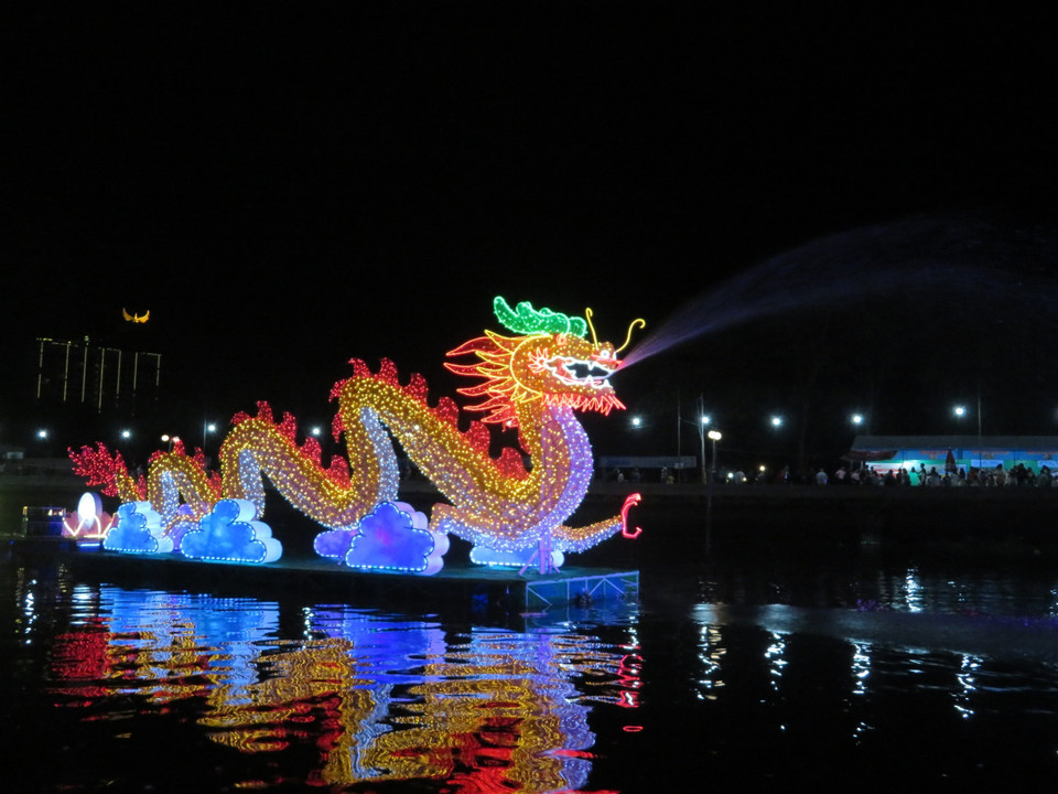 Hình ảnh mô hình hoa đăng rồng phun nước điểm nhấn của sự kiện.(Ảnh: Ánh Tuyết/TTXVN)