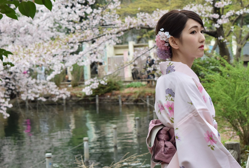 Thiếu nữ Nhật dịu dàng bên những cánh hoa khoe sắc. (Ảnh: Nguyễn Tuyến/Vietnam+)