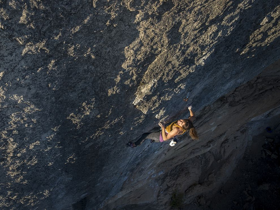 Nữ vận động viên Bailey Speed leo núi ở Oliana, Tây Ban Nha. (Nguồn: NatGeo)
