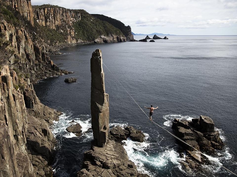 Vận động viên Ryan Robinson đi thăng bằng trên dây ở Tasmania, Australia. (Nguồn: NatGeo)
