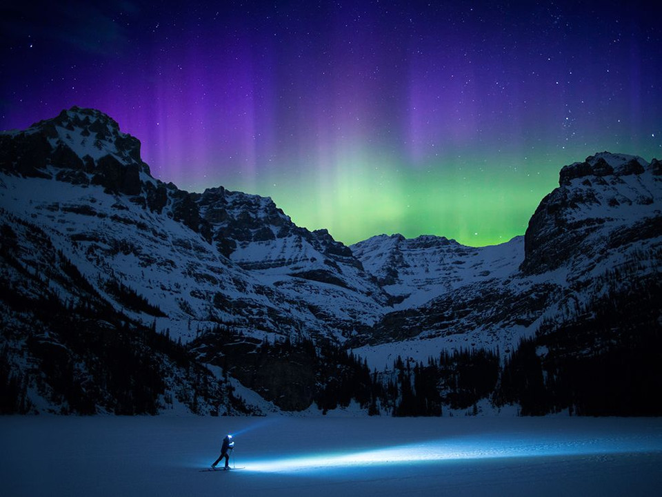 Nhiếp ảnh gia Paul Zizka tự chớp được khoảnh khắc tuyệt đẹp này vào buổi tối khi ông đang trượt tuyết ở trên núi tại Canada. (Nguồn: NatGeo)
