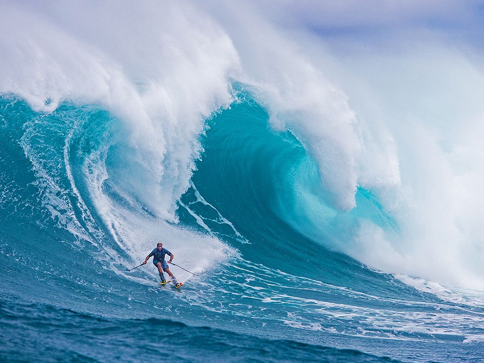 Vận động viên lướt sóng Chuck Patterson chinh phục những con sóng ở in Maui, Hawaii. (Nguồn: NatGeo)