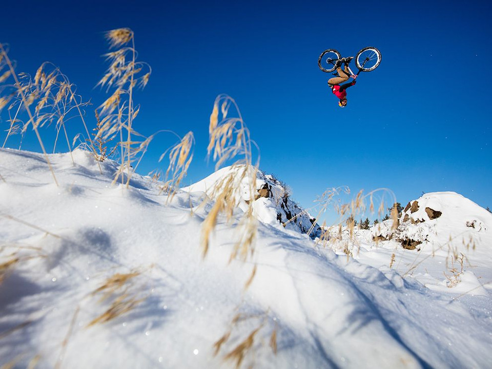 Vận động viên xe đạp mạo hiểm Carson Storch và màn lộn xe trên tuyết điệu nghệ ở Redmond, Oregon. (Nguồn: NatGeo)