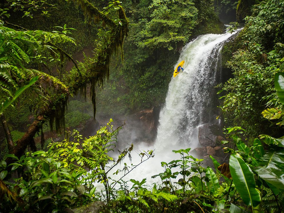 Vận động viên kayak Aniol Serrasolses lao xuống từ thác nước cao 21 mét trên sông Jalacingo, Veracruz của Mexico. (Nguồn: NatGeo)