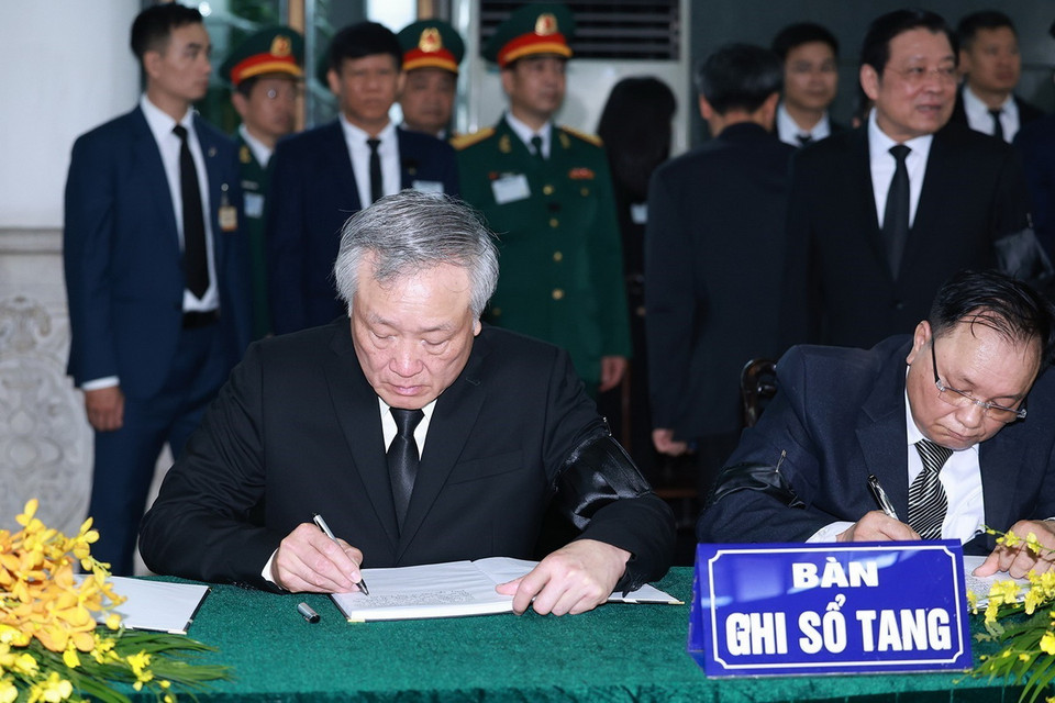 Đồng chí Nguyễn Hòa Bình, Ủy viên Bộ Chính trị, Bí thư Trung ương Đảng, Chánh án Tòa án Nhân dân Tối cao ghi sổ tang Tổng Bí thư Nguyễn Phú Trọng. (Ảnh: TTXVN)
