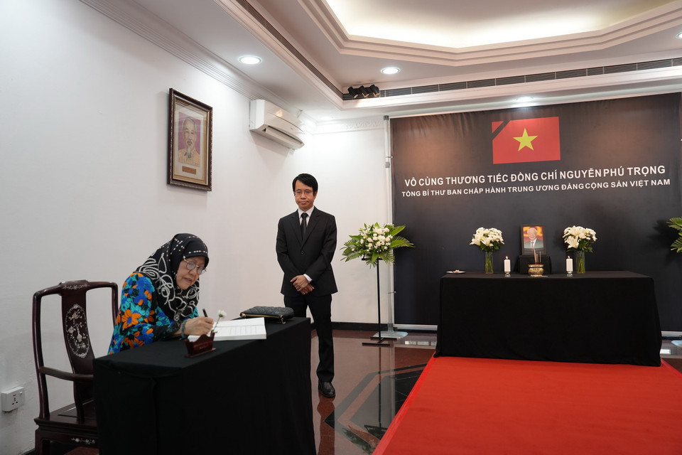 Công chúa Hajah Masna thay mặt Hoàng gia và Chính phủ Brunei ghi sổ tang trong Lễ viếng Tổng Bí thư Nguyễn Phú Trọng tại Đại sứ quán Việt Nam ở Brunei Darussalam. (Ảnh: TTXVN phát)