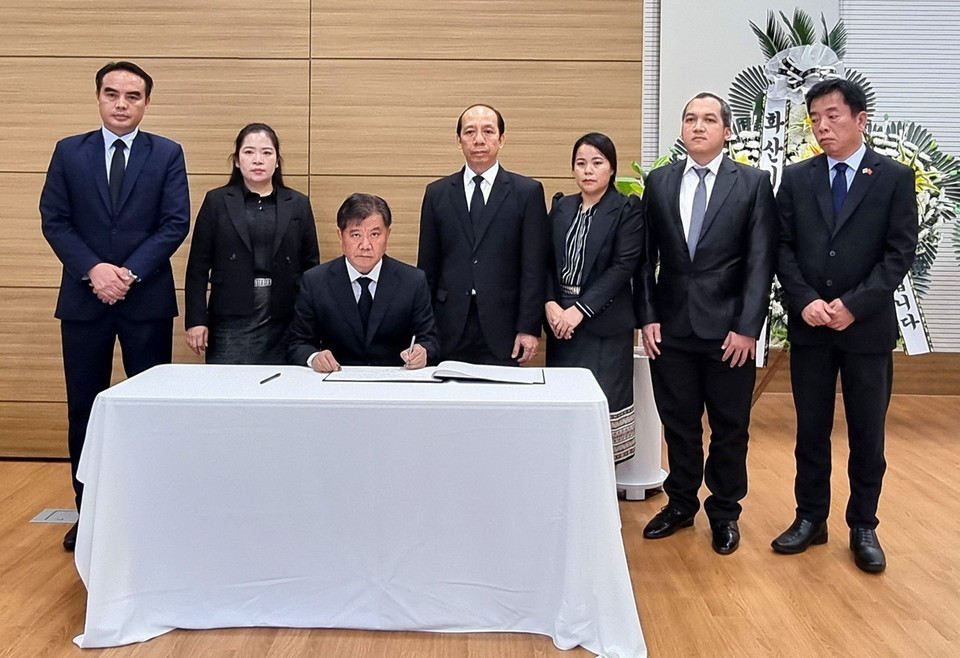 Đại diện các Đại sứ quán nước ngoài tại thủ đô Seoul (Hàn Quốc) do Đại sứ Lào Songkan Luang Muninthon làm trưởng đoàn ghi sổ tang viếng Tổng Bí thư Nguyễn Phú Trọng. (Ảnh: Đức Thắng/TTXVN)