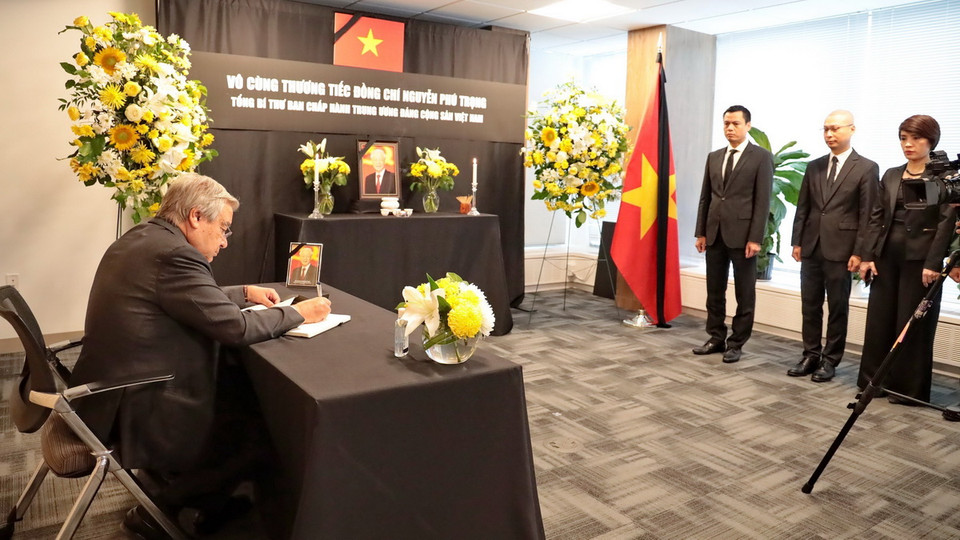 Tổng Thư ký Liên hợp quốc Antonio Guterres viết Sổ tang sau khi viếng Tổng Bí thư Nguyễn Phú Trọng tại Phái đoàn thường trực Việt Nam tại LHQ ở New York (Mỹ). (Ảnh: Thanh Tuấn/TTXVN)