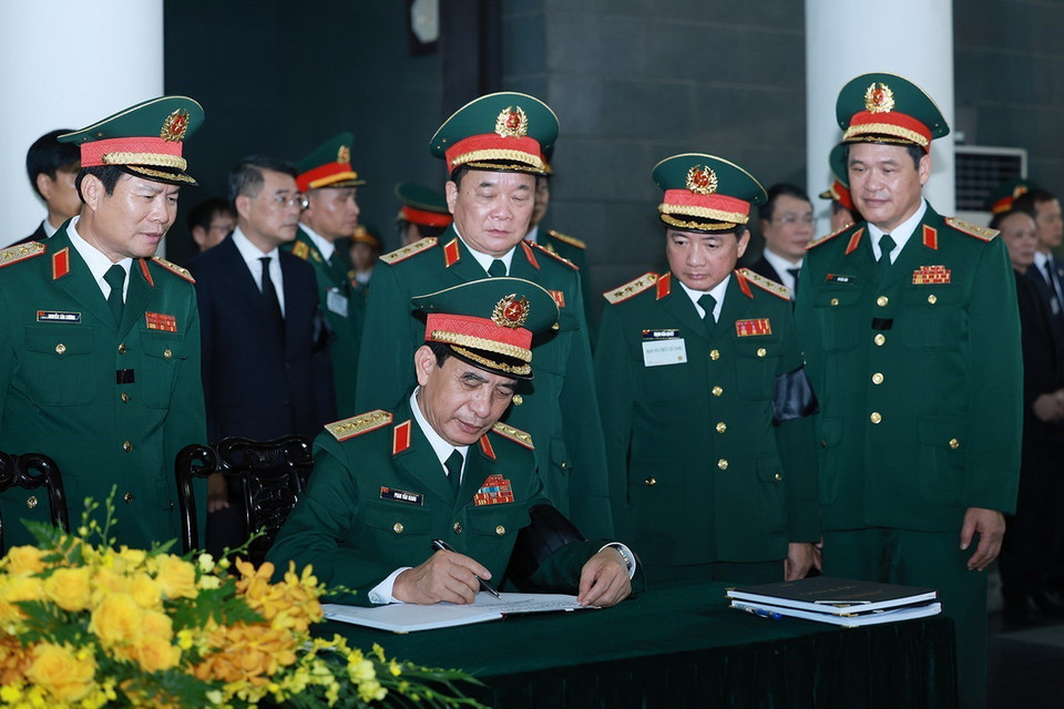Đại tướng Phan Văn Giang, Phó Bí thư Quân ủy Trung ương, Bộ trưởng Bộ Quốc phòng ghi sổ tang. (Ảnh: TTXVN)