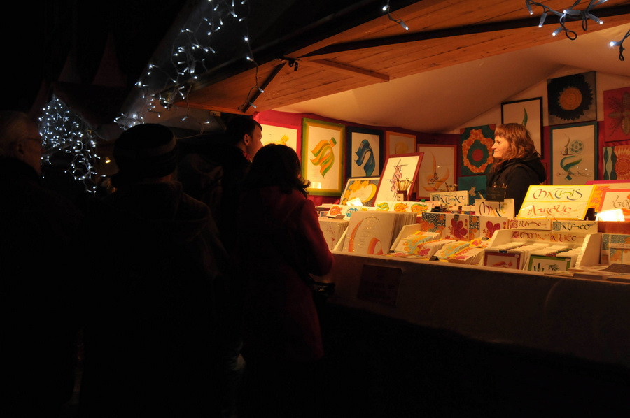 Các loại thiếp chúc mừng làm thủ công. (Ảnh: Hương Giang/Vietnam+)