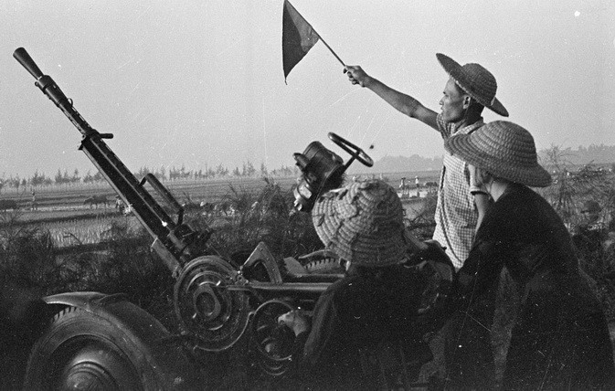 Đội trực chiến của dân quân huyện Từ Liêm, Hà Nội sẵn sàng chiến đấu, góp phần bắn rơi nhiều máy bay Mỹ. (Ảnh: TTXVN)