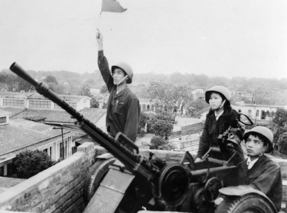 Tự vệ Nhà máy in Tiến Bộ luyện tập sẵn sàng chiến đấu (1972). (Ảnh: TTXVN)