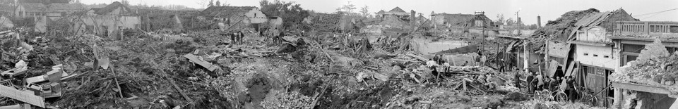Ngày 26/12/1972, Mỹ dùng máy bay ném bom chiến lược B-52 ném bom phố Khâm Thiên, làm cho gần 2.000 ngôi nhà bị đánh sập, cướp đi 283 sinh mạng, làm bị thương 266 người. Người dân phố Khâm Thiên thường gọi sự kiện này là Đêm B-52. (Ảnh: TTXVN)