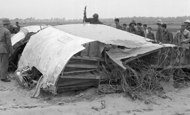 Xác của 1 trong 4 máy bay B-52 của Mỹ bị quân và dân Hà Nội bắn rơi đêm 18, rạng sáng 19/12/1972. (Ảnh: TTXVN)