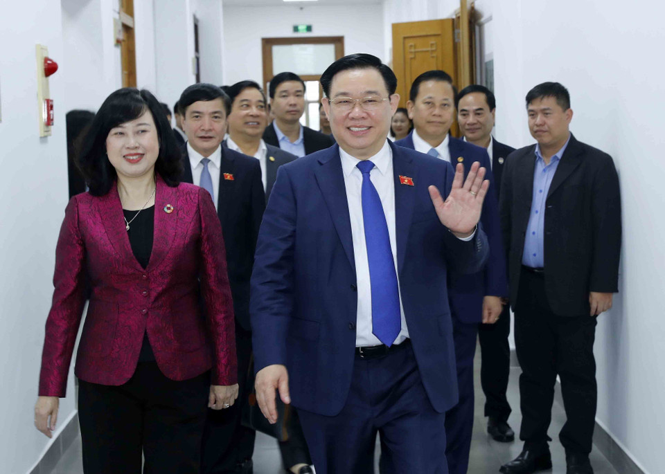 Chủ tịch Quốc hội Vương Đình Huệ đến thăm và làm việc tại Bộ Y tế. (Ảnh: Nhan Sáng/TTXVN)