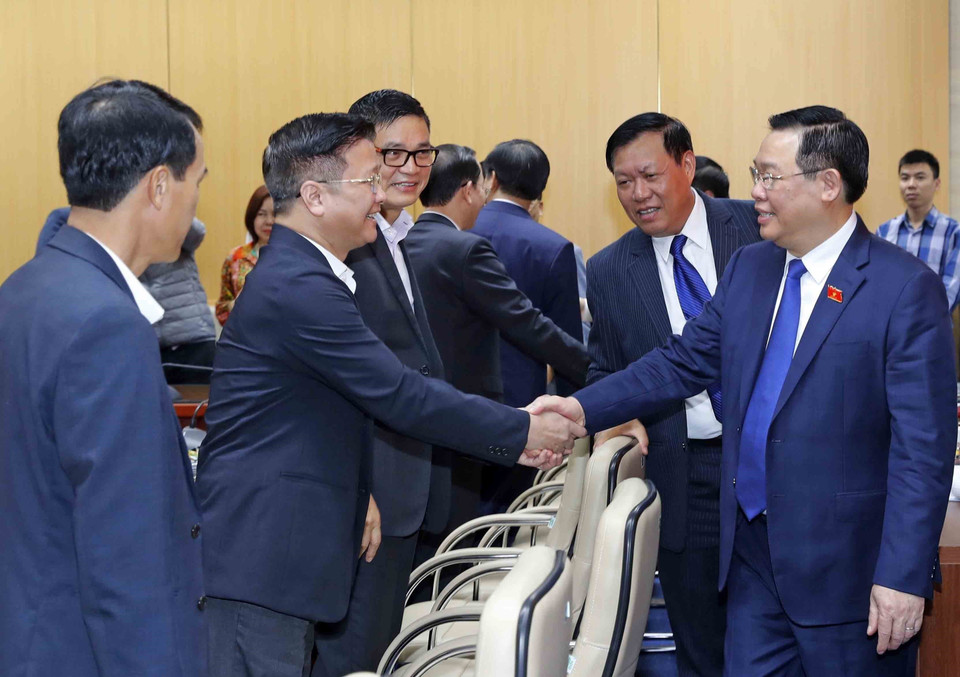 Chủ tịch Quốc hội Vương Đình Huệ với cán bộ chủ chốt của ngành Y tế. (Ảnh: Nhan Sáng/TTXVN)