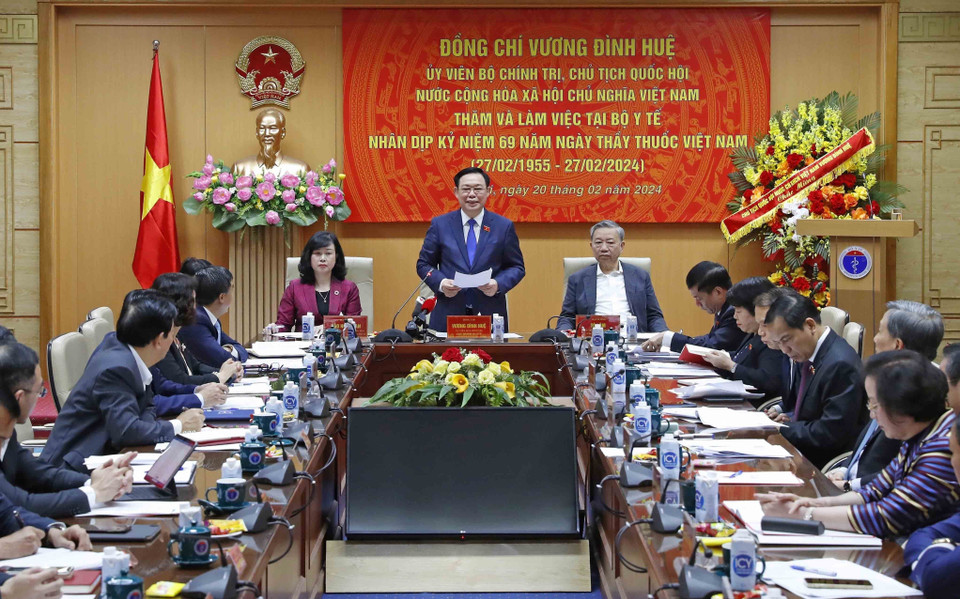 Chủ tịch Quốc hội Vương Đình Huệ phát biểu chỉ đạo tại buổi làm việc. (Ảnh: Nhan Sáng/TTXVN)