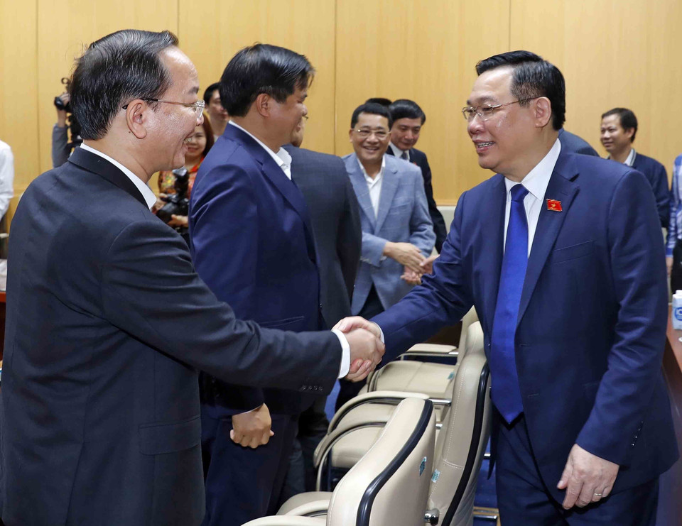 Chủ tịch Quốc hội Vương Đình Huệ với cán bộ chủ chốt của ngành Y tế. (Ảnh: Nhan Sáng/TTXVN)