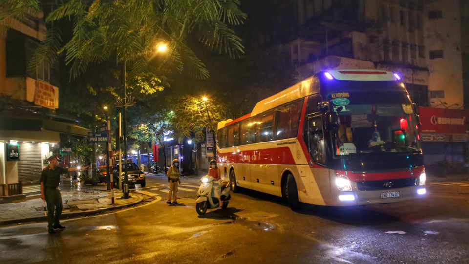 Lực lượng công an điều tiết giao thông cho đoàn xe vào bệnh viện. (Ảnh: Tuấn Đức/TTXVN)