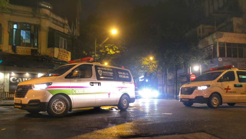 Đoàn xe cứu thương di chuyển vào bệnh viện. (Ảnh: Tuấn Đức/TTXVN)