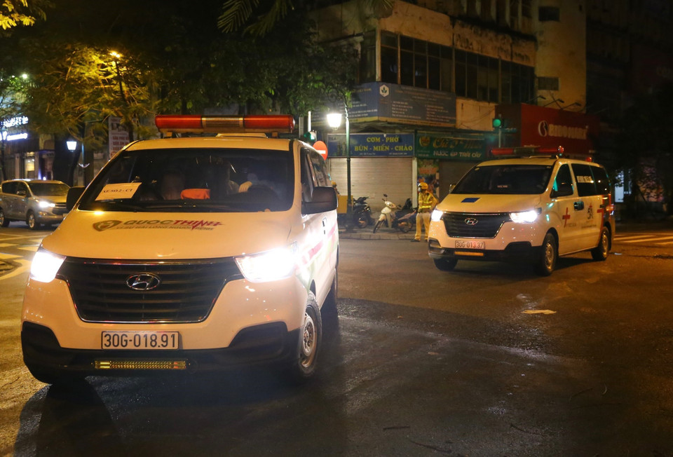  Các xe cứu thương xếp hàng vào khu vực phố Phủ Doãn tối 4/10. (Ảnh: Hoàng Hiếu/TTXVN)