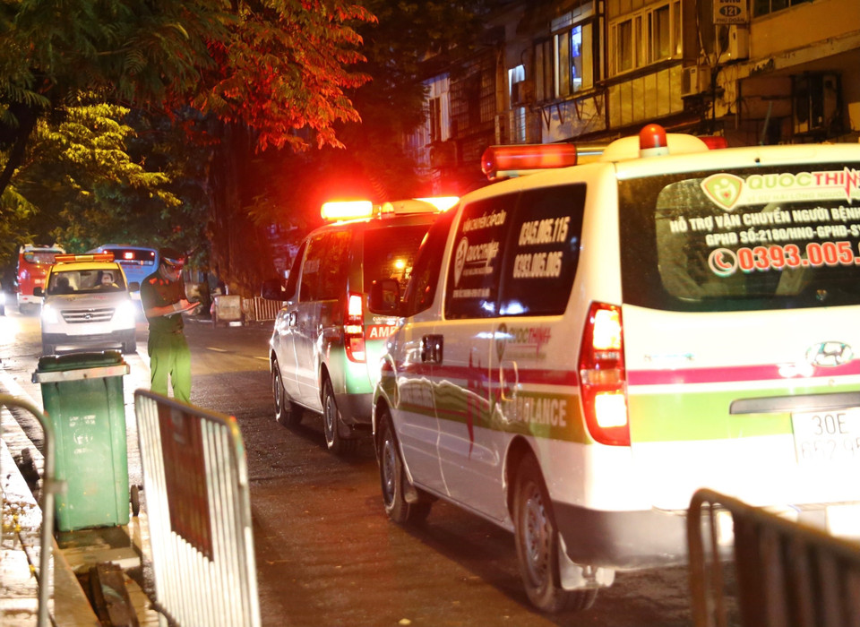 Các lái xe vào khu vực phong tỏa Bệnh viện hữu nghị Việt Đức đều phải khai báo y tế. (Ảnh: Hoàng Hiếu/TTXVN)