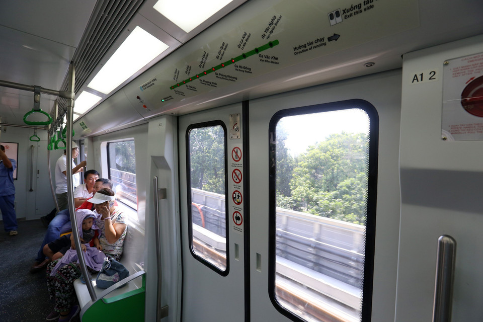  Các bảng hướng dẫn trên trên toa tàu đường sắt đô thị Cát Linh-Hà Đông bằng tiếng Việt và tiếng Anh. (Ảnh: Huy Hùng/TTXVN)