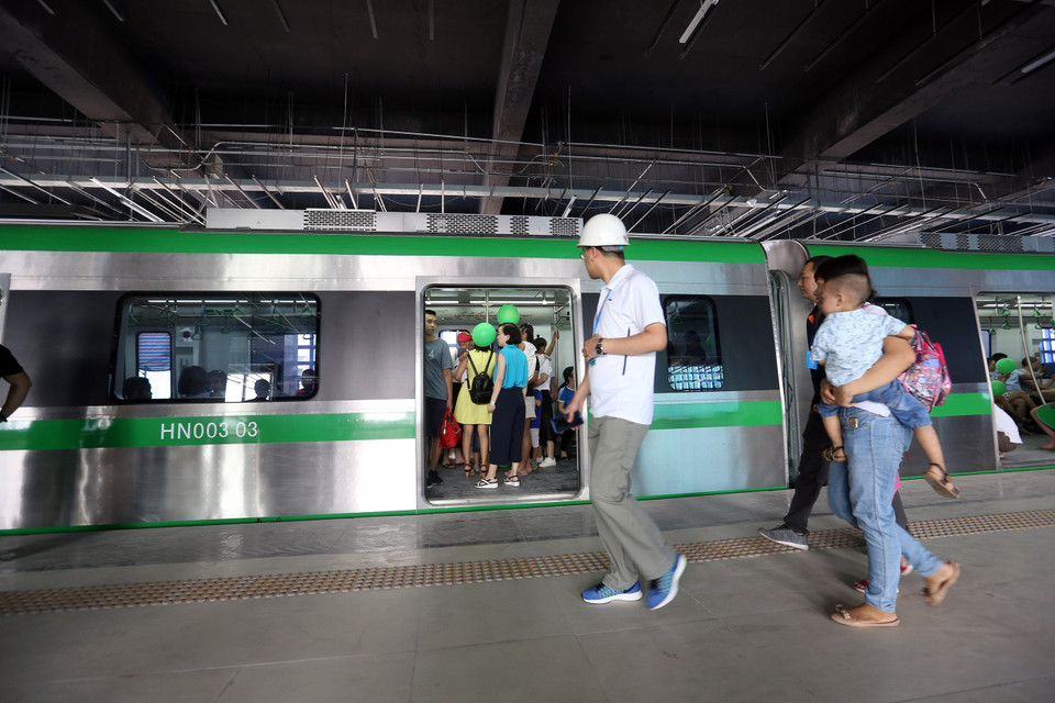 Hàng trăm người dân cả người già và trẻ em đã rất hào hứng tham gia chuyến đi thử. (Ảnh: Huy Hùng/TTXVN)