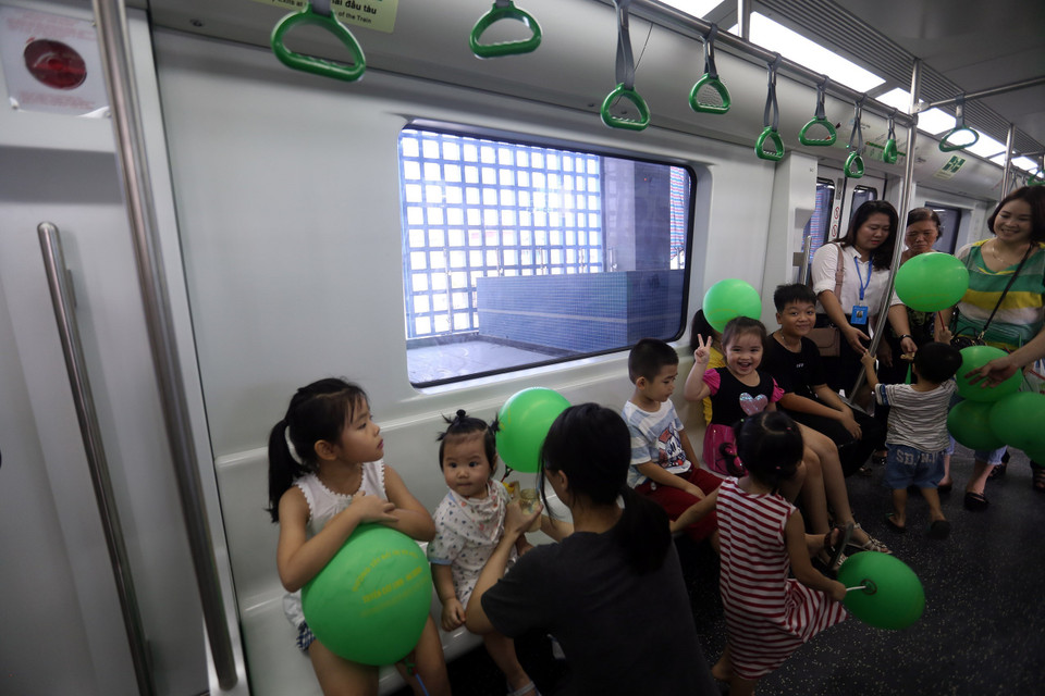 Người dân lên tàu để đi thử. (Ảnh: Huy Hùng/TTXVN)