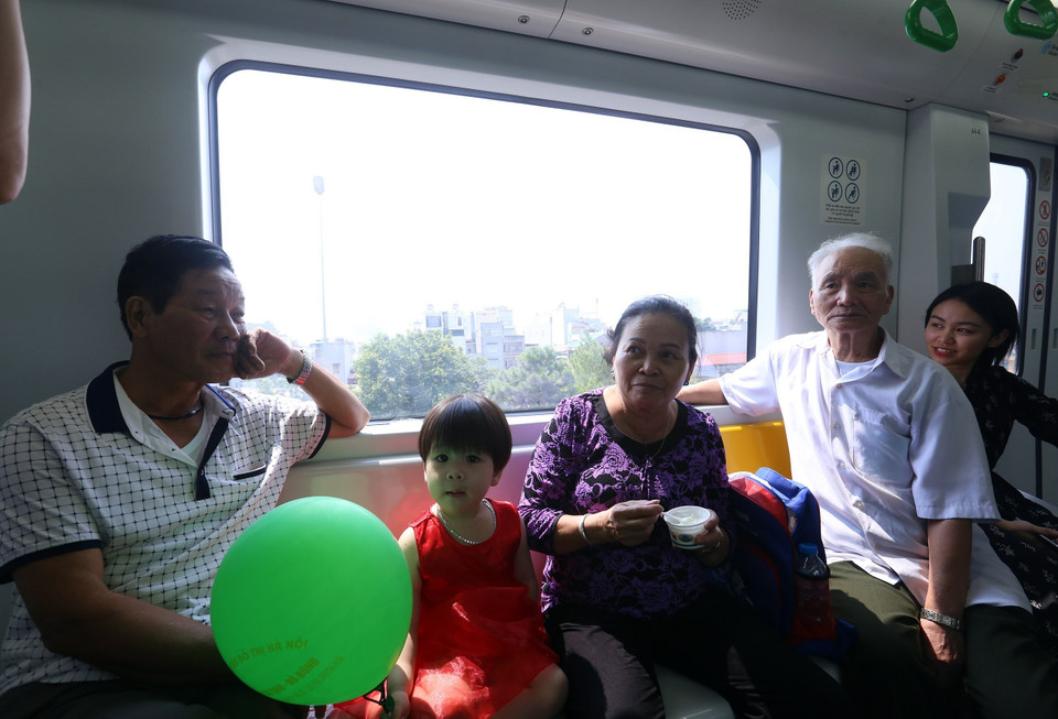 Hành khách đi thử là cán bộ công nhân viên và người nhà của các đơn vị thi công dự án đường sắt Cát Linh-Hà Đông. (Ảnh: Huy Hùng/TTXVN)