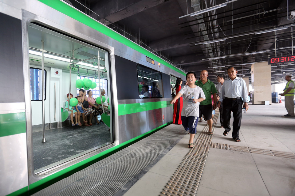 Người dân lên tàu để đi thử. (Ảnh: Huy Hùng/TTXVN)