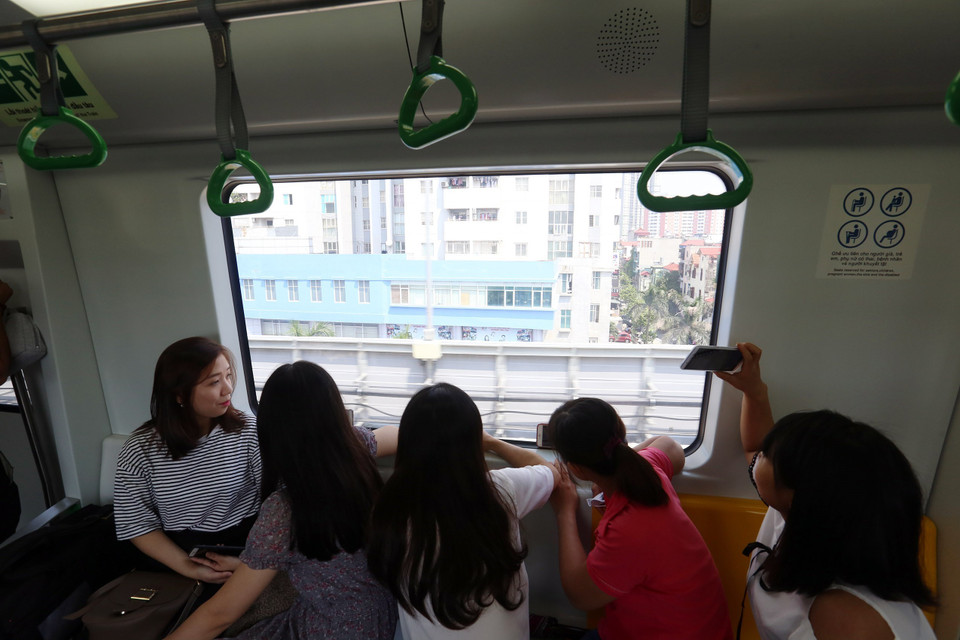 Hàng trăm người dân cả người già và trẻ em đã rất hào hứng tham gia chuyến đi thử. (Ảnh: Huy Hùng/TTXVN)