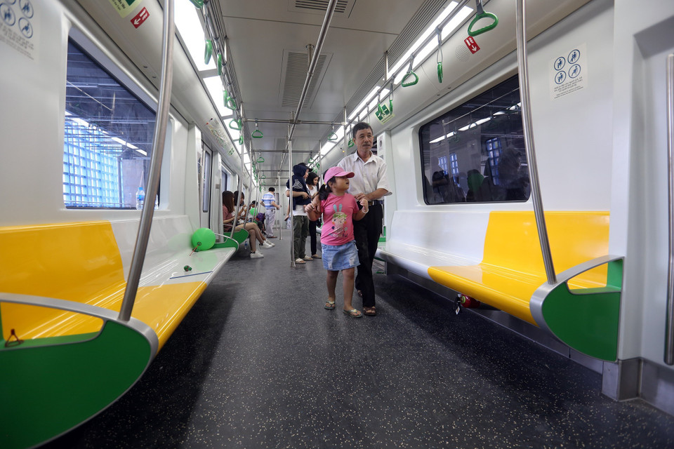 Đoàn tàu chạy không dừng từ ga Cát Linh đến ga Yên Nghĩa và ngược lại hết khoảng gần 40 phút. (Ảnh: Huy Hùng/TTXVN)