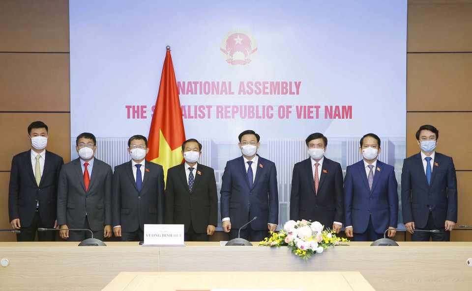 Chủ tịch Quốc hội Vương Đình Huệ với các đại biểu dự hội đàm trực tuyến. (Ảnh: Doãn Tấn/TTXVN)