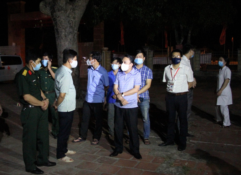 Lãnh đạo Ban Chỉ đạo công tác phòng, chống dịch huyện Diễn Châu, Trung tâm Kiểm soát bệnh tật tỉnh và Ban Chỉ đạo phòng, chống dịch Covid-19 tỉnh Nghệ An, chỉ đạo sát sao việc truy vết, xét nghiệm các trường hợp tiếp xúc gần với bệnh nhân mắc COVID-19. (Ảnh: Văn Tý/TTXVN)