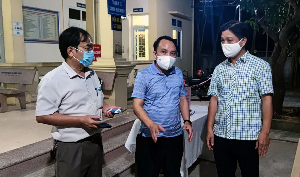 PGS.TS Dương Đình Chỉnh, Giám đốc Sở Y tế, Phó Trưởng Ban chỉ đạo Phòng chống dịch Covid-19 tỉnh Nghệ An (giữa) hội ý với các cố vấn về dịch tễ của Trung tâm Kiểm soát bệnh tật tỉnh và Ban Chỉ đạo công tác phòng, chống dịch Covid-19 huyện Diễn Châu về công tác phòng, chống dịch. (Ảnh: Văn Tý/TTXVN)