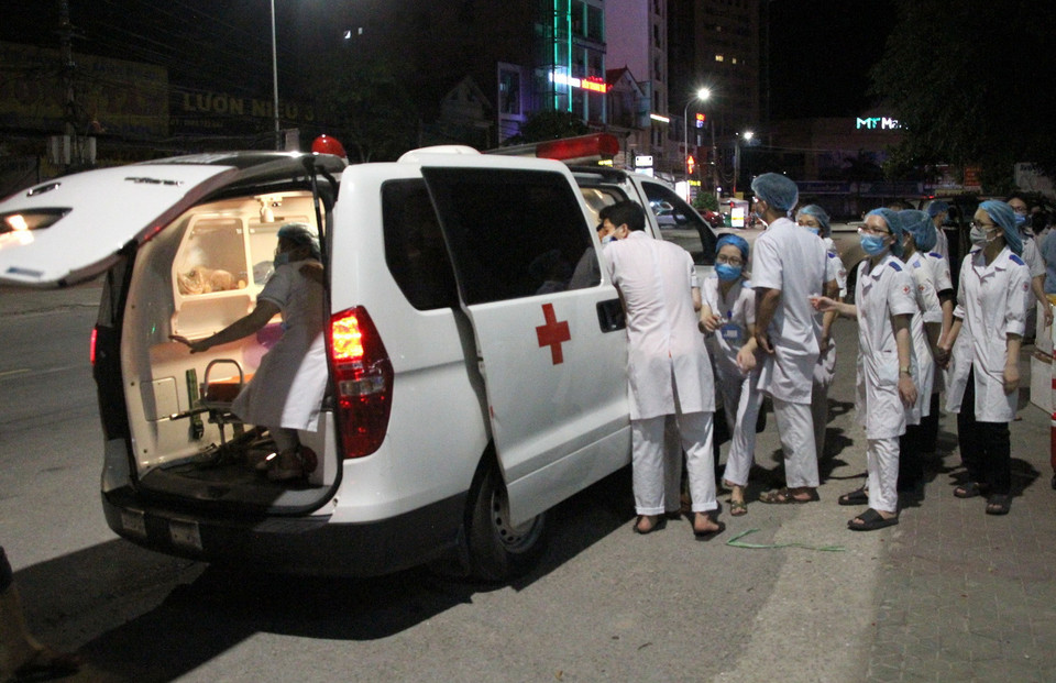 Với số lượng F1, F2 và người tiếp xúc lớn, Nghệ An quyết định rút 52 y bác sỹ đang tăng cường chi viện cho Hà Tĩnh và điều động 50 sinh viên Trường Đại học Y khoa Vinh (đã được tập huấn) ra Diễn Châu tham gia lấy mẫu xét nghiệm cho người dân. (Ảnh: Văn Tý/TTXVN)