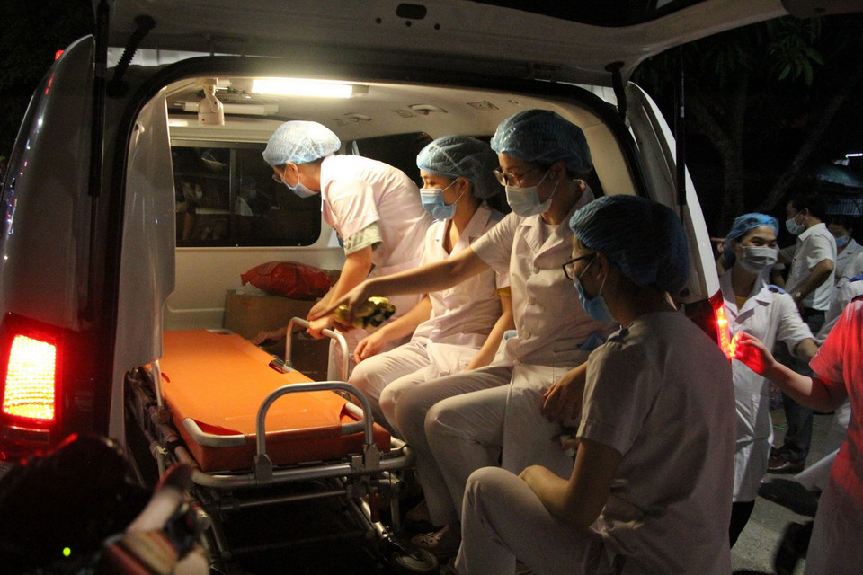 Với số lượng F1, F2 và người tiếp xúc lớn, Nghệ An quyết định rút 52 y bác sỹ đang tăng cường chi viện cho Hà Tĩnh và điều động 50 sinh viên Trường Đại học Y khoa Vinh (đã được tập huấn) ra Diễn Châu tham gia lấy mẫu xét nghiệm cho người dân. (Ảnh: Văn Tý/TTXVN)