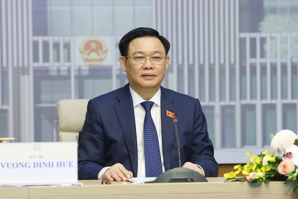 Chủ tịch Quốc hội Vương Đình Huệ hội đàm trực tuyến với Chủ tịch Nhân đại Trung Quốc Lật Chiến Thư. (Ảnh: Doãn Tấn/TTXVN)